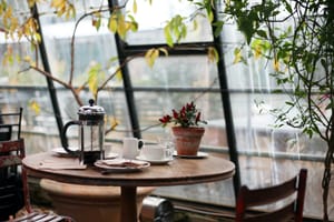 Café Tisch vor Glas